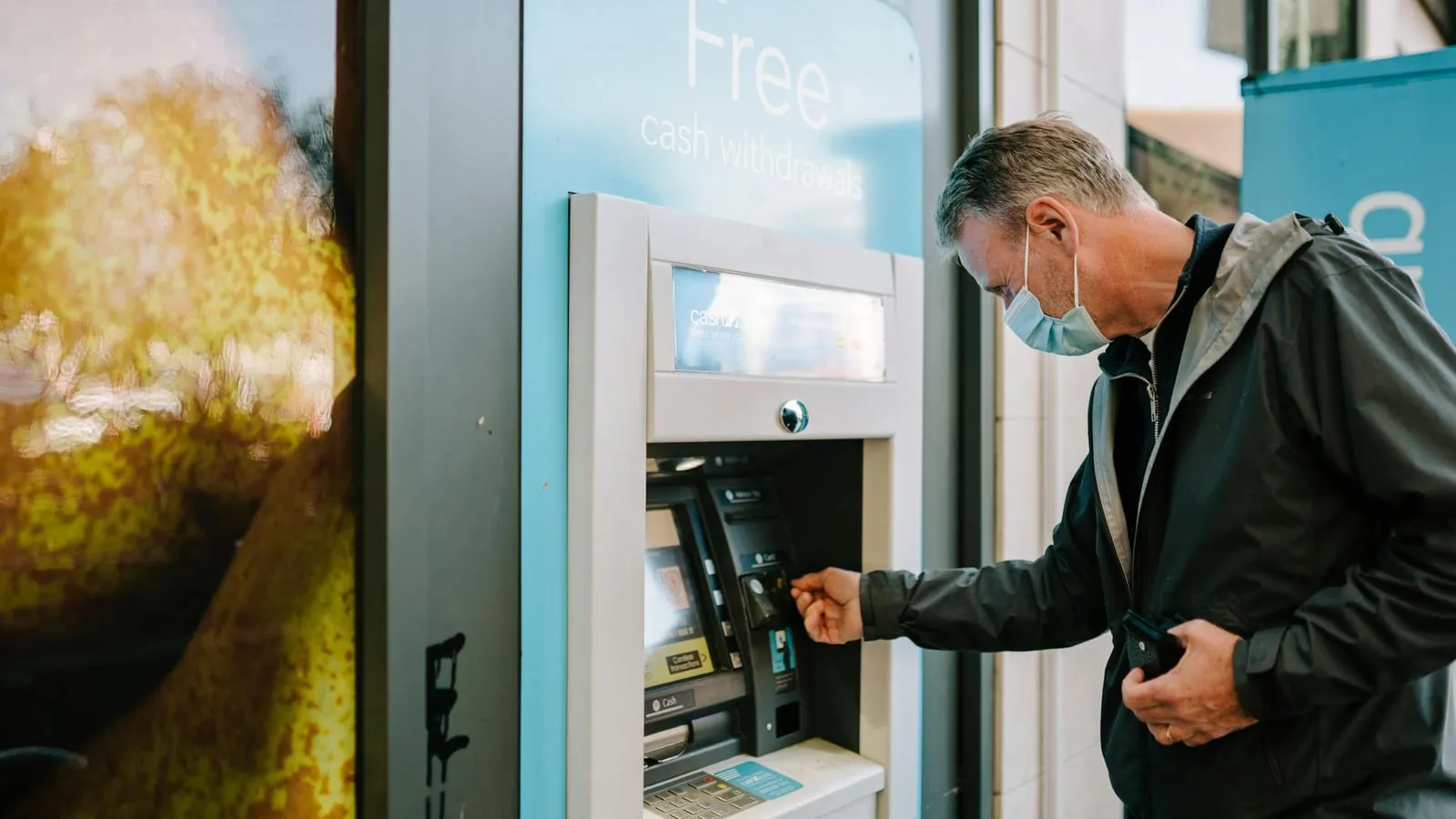 Banka ATM kullanan emekli — Haziran 2026 emekli maaşı ödeme takvimi